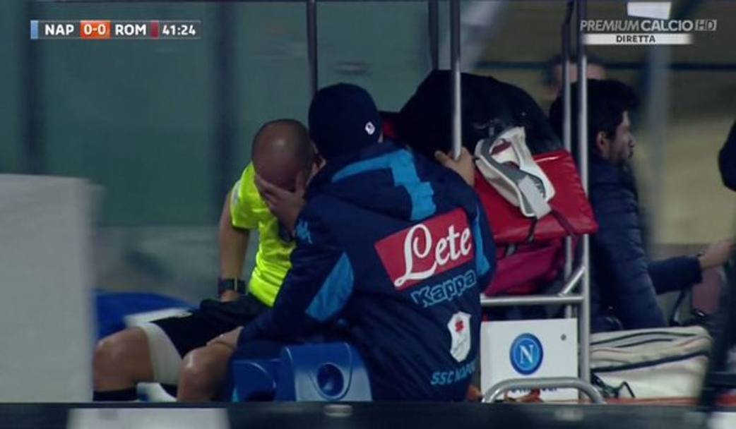 Cariolato in barella soccorso dallo staff sanitario del Napoli. Twitter